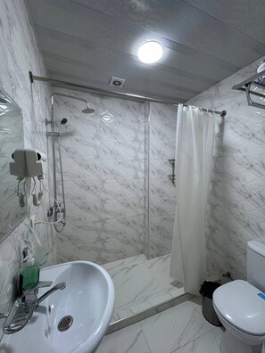 샤워 시설, 헤어드라이어, 슬리퍼, 타월