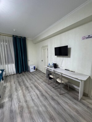 مكتب ومساحة عمل للكمبيوتر المحمول وستائر تعتيم وتجهيزات عازلة للصوت