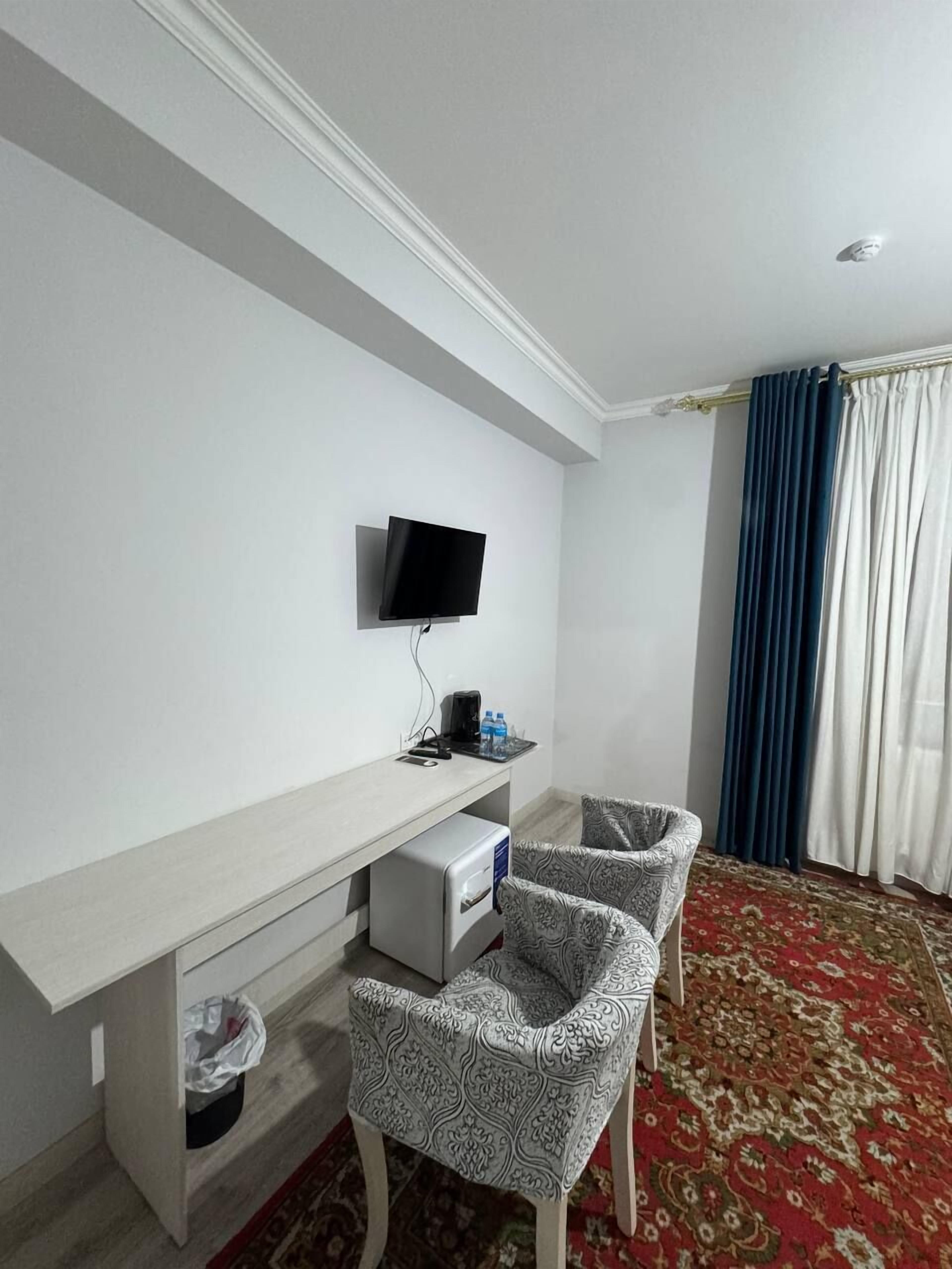 Bàn, khu vực làm việc phù hợp cho laptop, màn/rèm cản sáng 