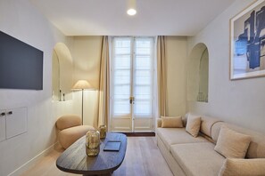 Smart TV, offices - Sublime new Apartment Louvre Palais Royal (Paris)