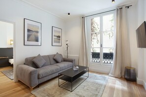 Smart TV, offices - Elegant Apartment at the Palais Royal Opera (Paris)