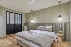 3 habitaciones, escritorio y tabla de planchar con plancha 