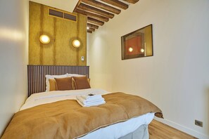 3 bedrooms, desk, iron/ironing board, travel cot - Superb and new apartment in the Center of Paris (Paris)