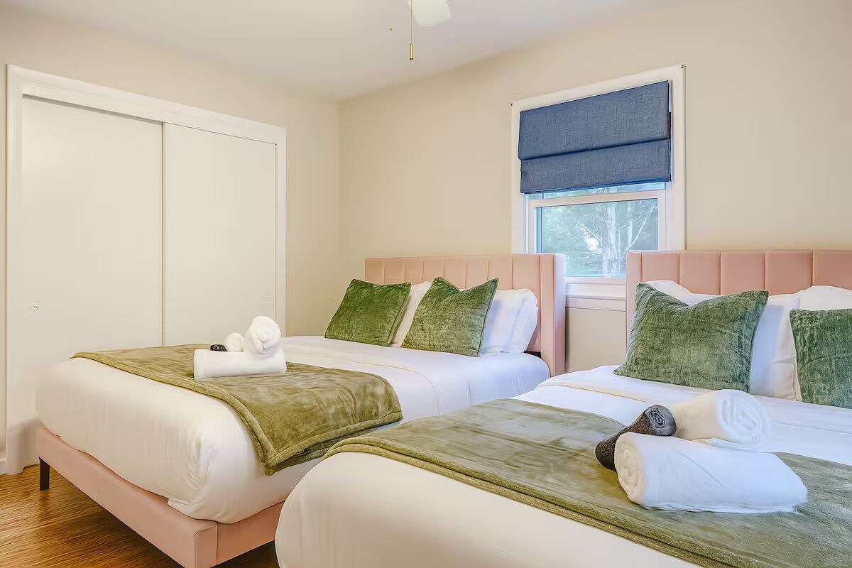4 bedrooms, iron/ironing board, WiFi, bed sheets