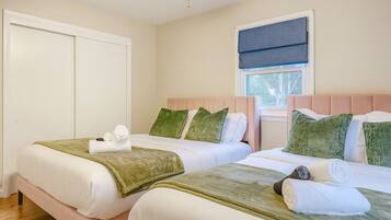 4 bedrooms, iron/ironing board, WiFi, bed sheets