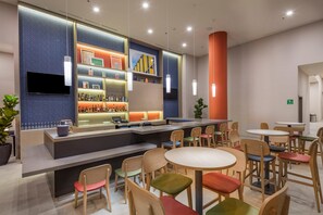 Bar (on property) - Holiday Inn & Suites Aguascalientes (Aguascalientes)