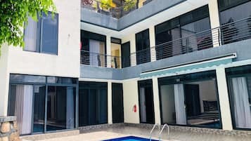 Una piscina al aire libre