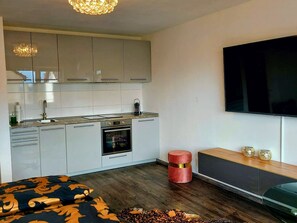 Fridge, oven, stovetop, dishwasher - Studio 'Lil'Buddy' – nur wenige Gehminuten vom Bodenseeufer entfernt (Immenstaad)