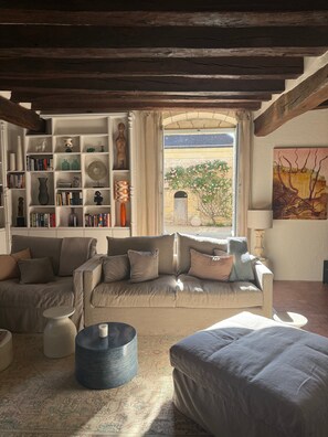 TV, table tennis - “Napoleon” Room with Shared Pool, Shared Terrace, and Wi-Fi (Restigné)