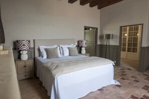 WiFi, bed sheets - “Napoleon” Room with Shared Pool, Shared Terrace, and Wi-Fi (Restigné)