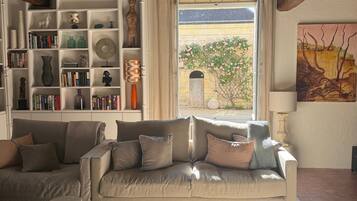 Tv och ett bordtennisbord