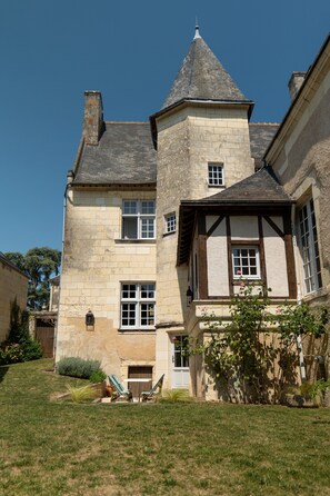 Exterior - “Napoleon” Room with Shared Pool, Shared Terrace, and Wi-Fi (Restigné)