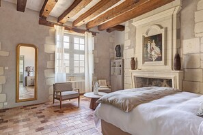 WiFi, bed sheets - “Napoleon” Room with Shared Pool, Shared Terrace, and Wi-Fi (Restigné)