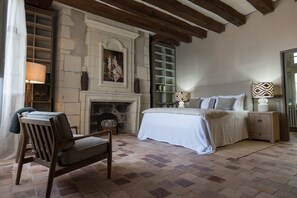 WiFi, bed sheets - “Napoleon” Room with Shared Pool, Shared Terrace, and Wi-Fi (Restigné)