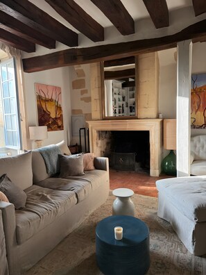 Table tennis - “Napoleon” Room with Shared Pool, Shared Terrace, and Wi-Fi (Restigné)