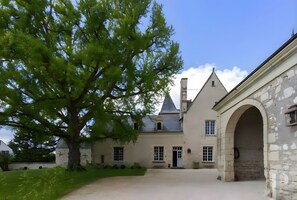 Exterior - “Napoleon” Room with Shared Pool, Shared Terrace and Wi-Fi (Restigné)