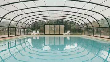 Een verwarmd zwembad