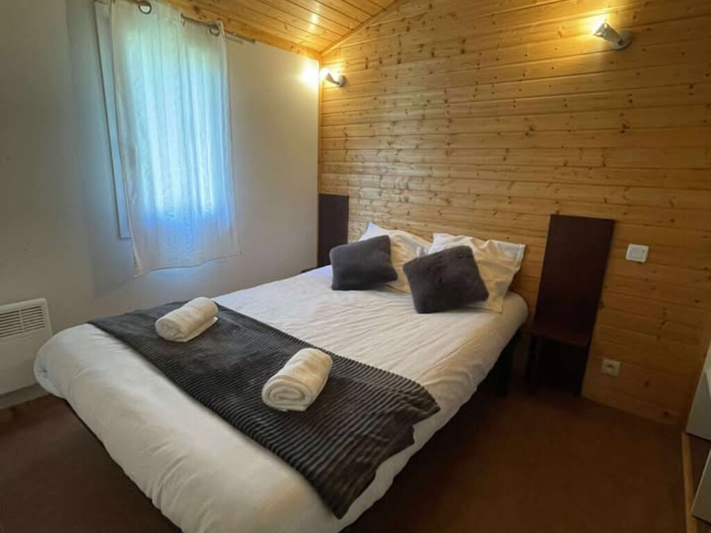 2 室のベッドルーム、デスク、ベッドシーツ