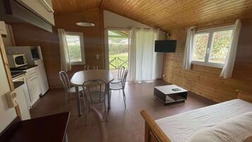 2 slaapkamers, een bureau, beddengoed