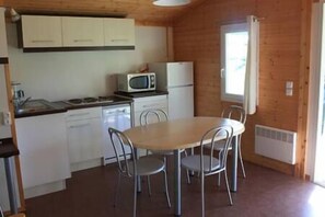Private kitchen - Charming Chalet for 6 People - Nature & Pools (Beynat)