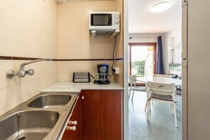 Fridge, microwave, coffee/tea maker, toaster - 38.11 S'Agaró Caleta sol 406 Apt. con terraza y vistas (Sant Feliu de Guixols)