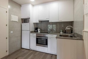 Fridge, microwave, oven, coffee/tea maker