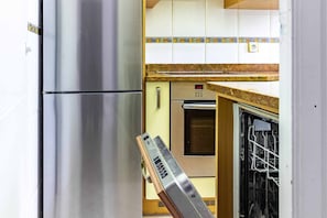 Wasserkocher mit Kaffee-/Teezubehör, Kühlschrank, Mikrowelle, Ofen