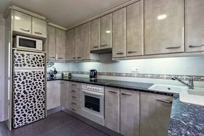 Kühlschrank, Mikrowelle, Ofen, Wasserkocher