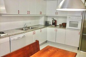 Wasserkocher mit Kaffee-/Teezubehör, Kühlschrank, Mikrowelle, Ofen
