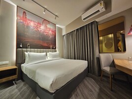 Deluxe-Doppel- oder -Zweibettzimmer | Schreibtisch, laptopgeeigneter Arbeitsplatz, kostenloses WLAN