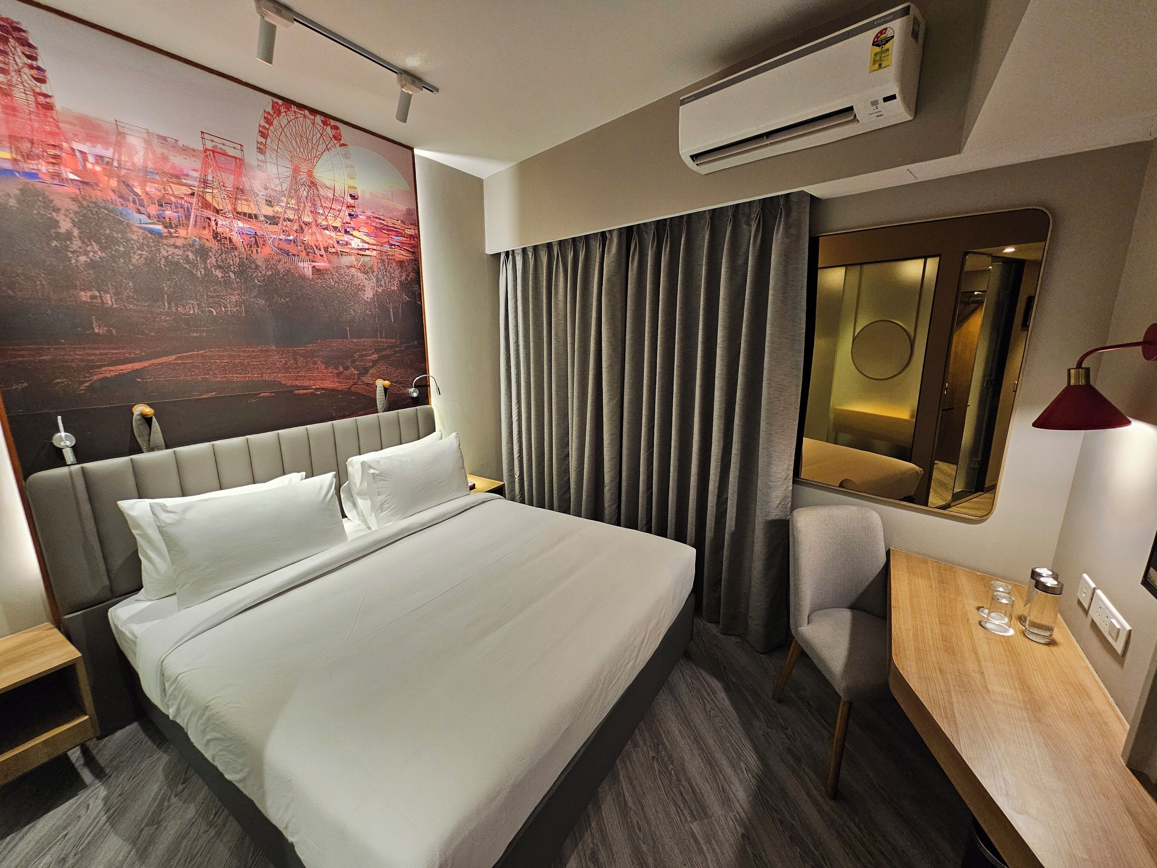 Quarto casal ou duplo luxo | Escrivaninha, espaço de trabalho para notebook, Wi-Fi de cortesia