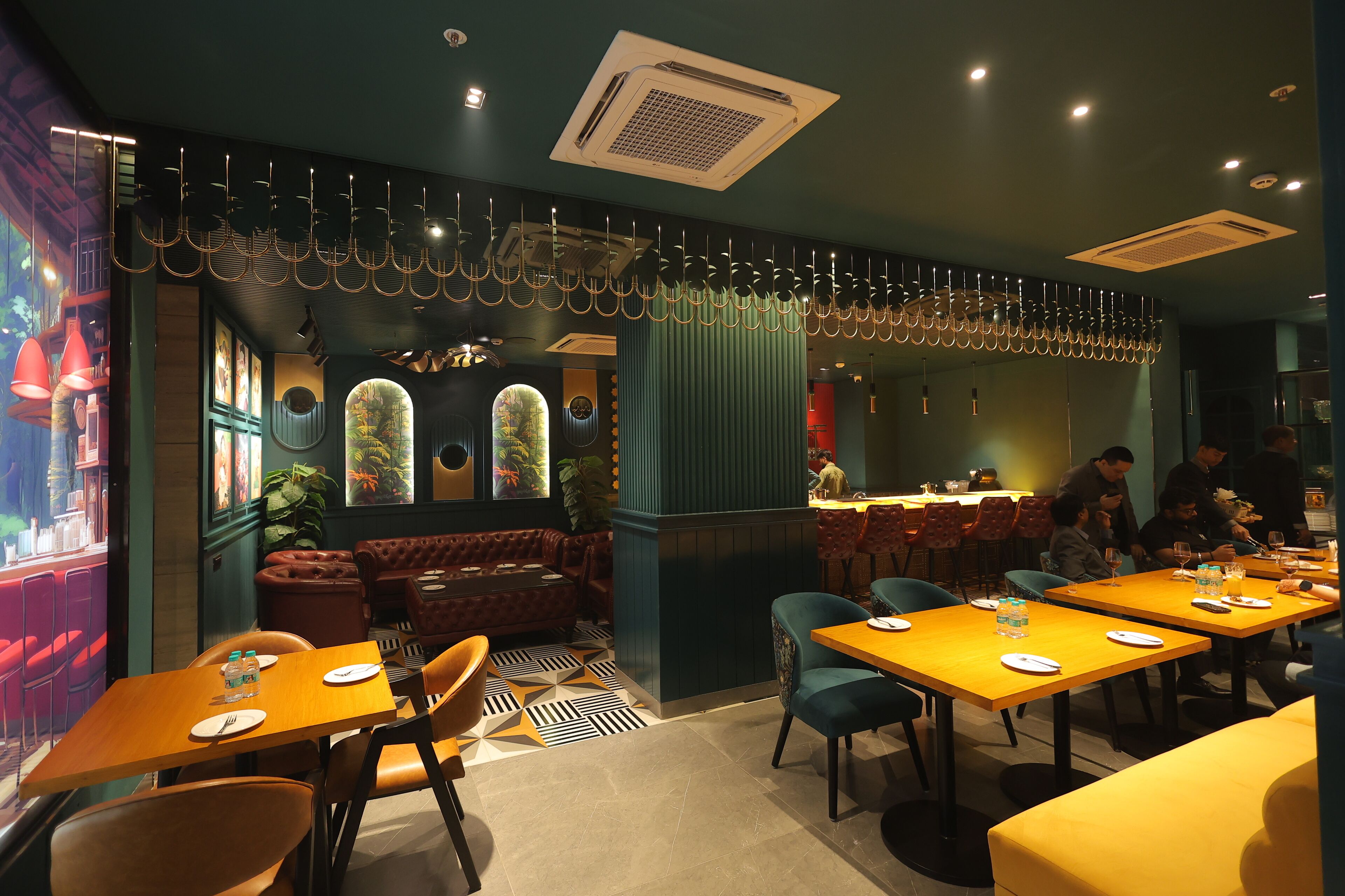 Un restaurant avec des tables, des chaises et un coin bar.