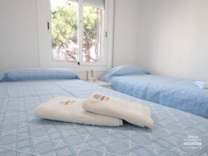 2 bedrooms, iron/ironing board, free WiFi, bed sheets