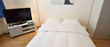 Desk, iron/ironing board, WiFi, bed sheets