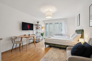 Een bureau, een strijkplank/strijkijzer, wifi, beddengoed