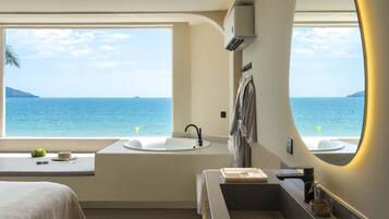 Signature Double Room, Sea View | Living area