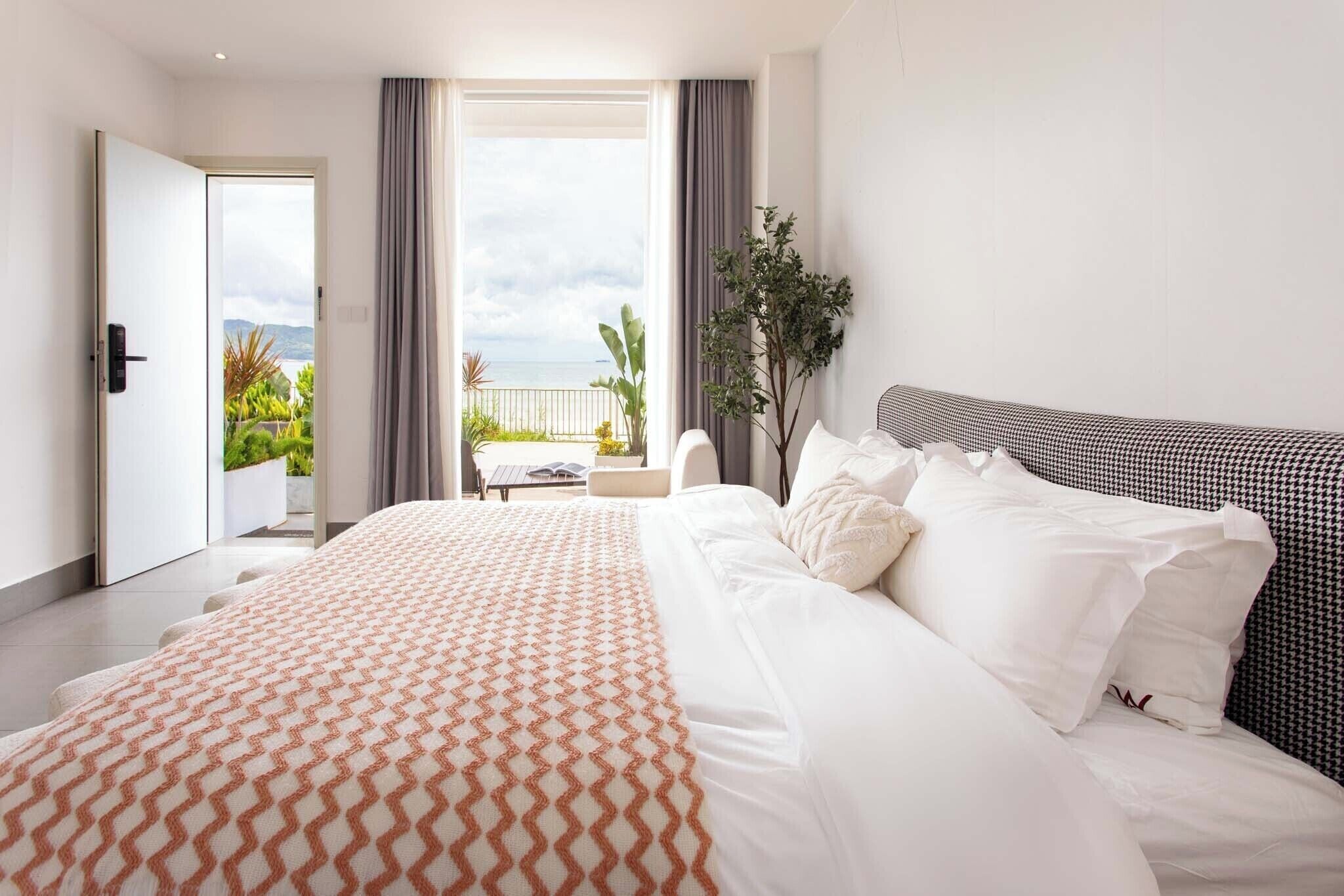 Traditional Double Room, Patio, Sea View | Premium bedding, minibar, individually decorated, individually furnished