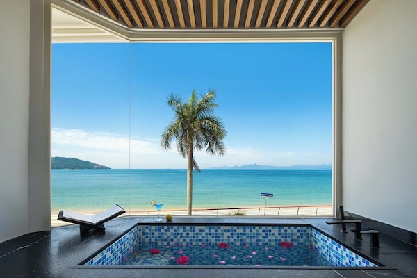 Deep-soaking bathtub