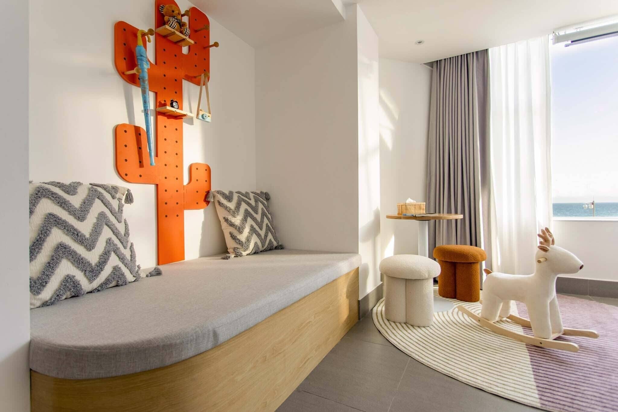 Quarto casal urbano, vista para o mar | Área de estar