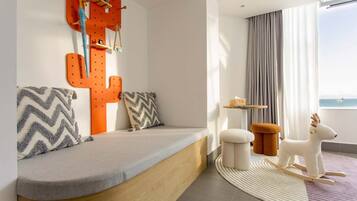 City Double Room, Sea View | Living area