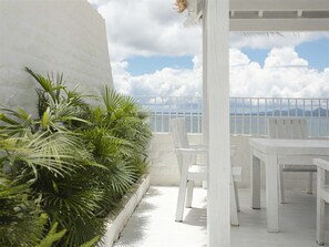 Villa de lujo, vista al jardín | Vista a la playa o el mar