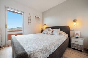 2 bedrooms, iron/ironing board, bed sheets - 01.30 Politur Townhouse with communal pool (Platja d´Aro)