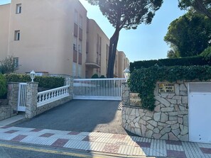 Exterior - 06.50 Ralet Apt pool PK near beach (S´agaro)