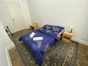 Rom – classic, 1 dobbeltseng | Skrivebord, skrivebord for bærbar PC og strykejern/-brett