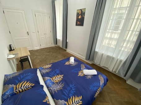 Escritorio y espacio para trabajar con laptop . Fantastic Inn Warsaw - NS51