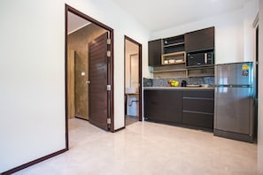 Bungalow Deluxe, vista giardino | Angolo cottura privato | Frigorifero con congelatore, microonde, piano cottura