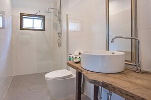 デラックス バンガロー ガーデンビュー | バスルーム | シャワー、ヘアドライヤー、タオル、トイレットペーパー