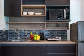 Bungalow Deluxe, vue jardin | Coin cuisine privé | Grand réfrigérateur, micro-ondes, plaque de cuisson