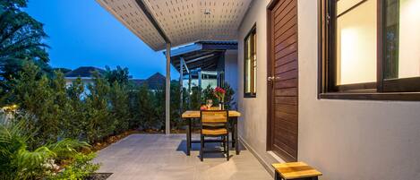 Bungalow Deluks, pemandangan kebun | Teras/patio