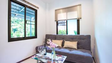 Deluxe Bungalow, Garden View | Living room
